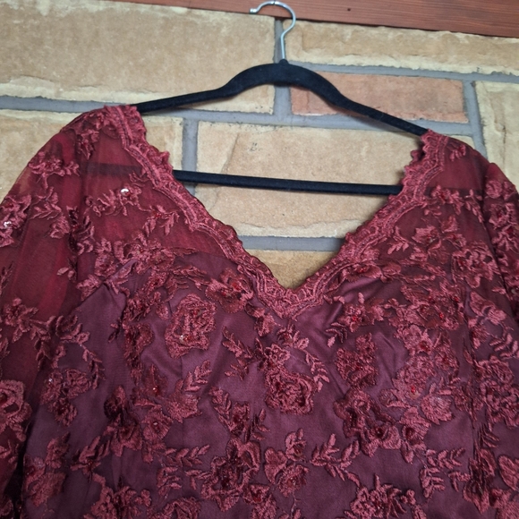 Sheath/Column V-neck Sweep Train Lace Mother of the Bride Dresses #F23M411 - Picture 11 of 13